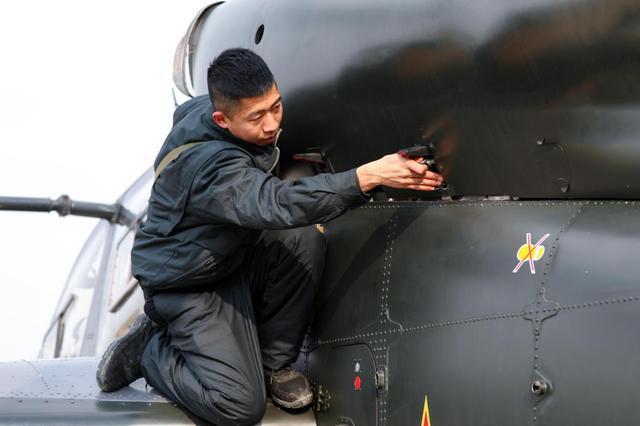 头雁领航，群雁齐飞——演兵场上的飞行训练新篇章